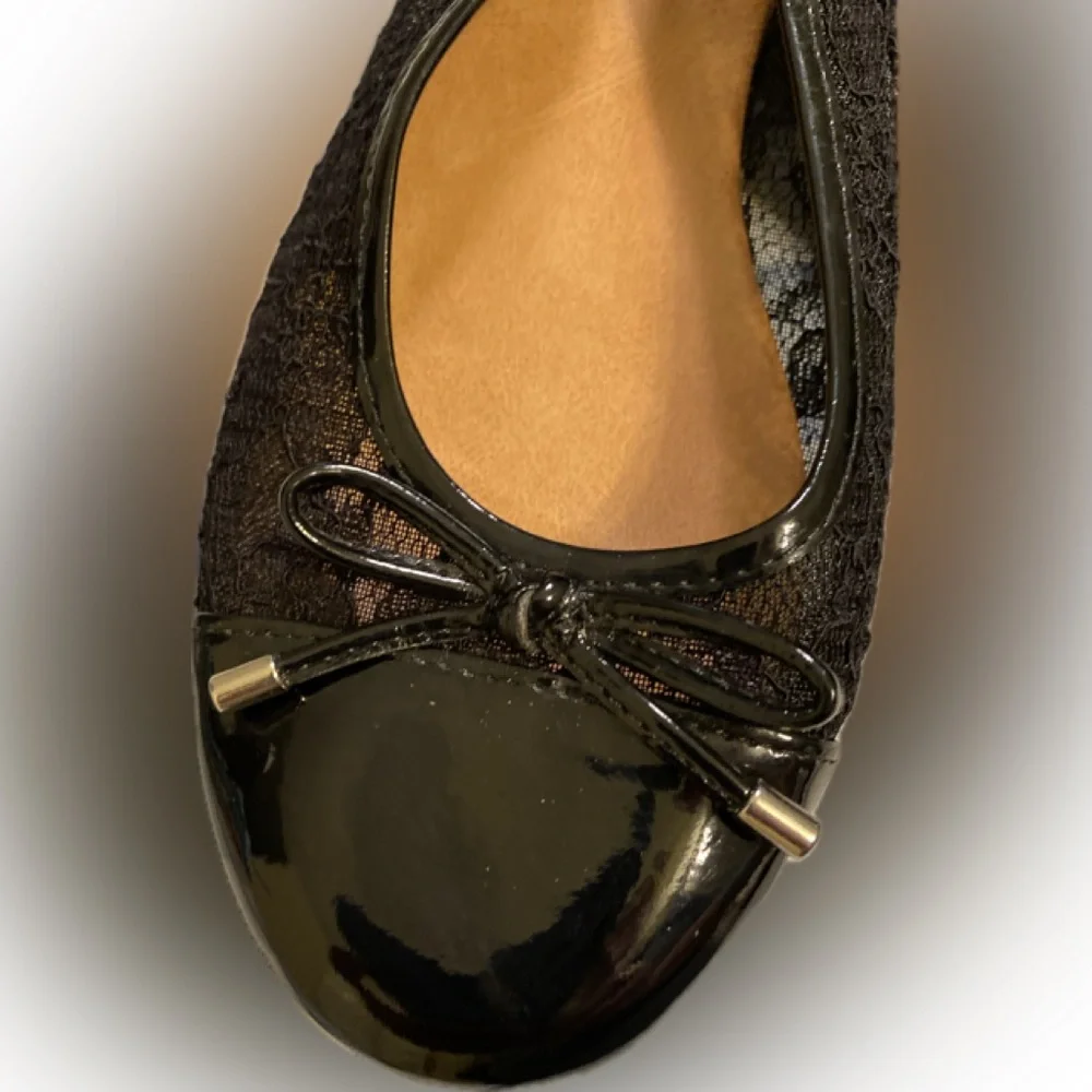 American Eagle - Black patent leather flats with black embroidery, 3.5 big girl